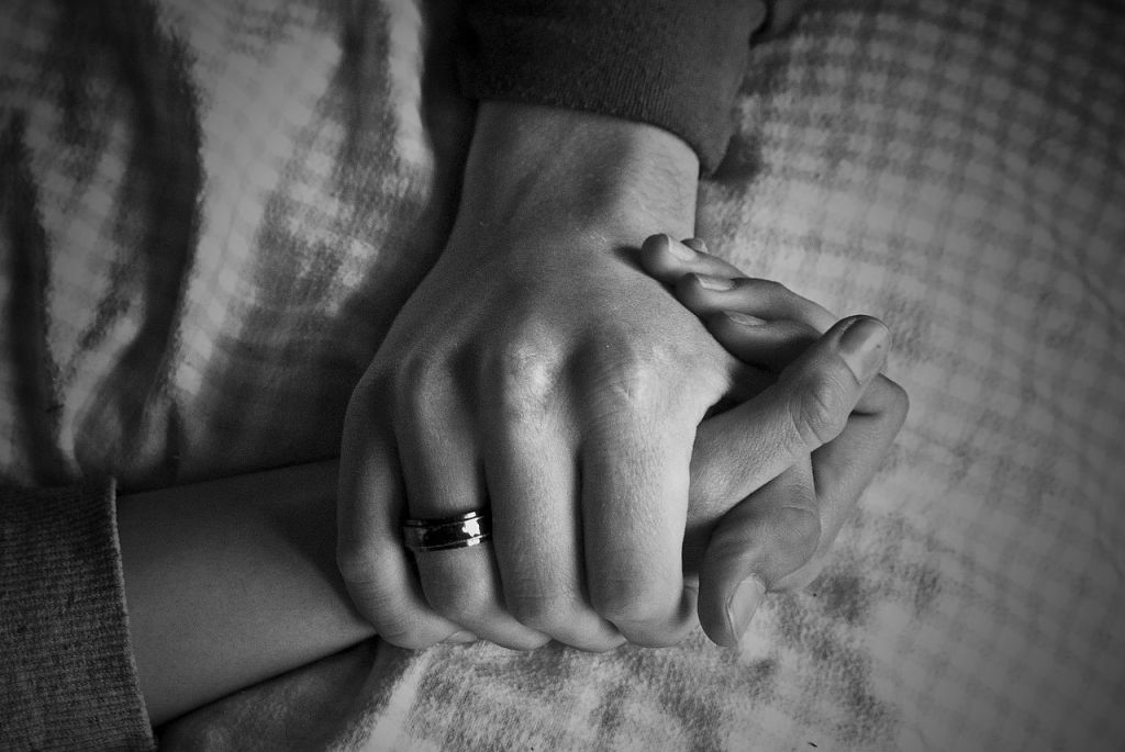 holding-hands-grasping
