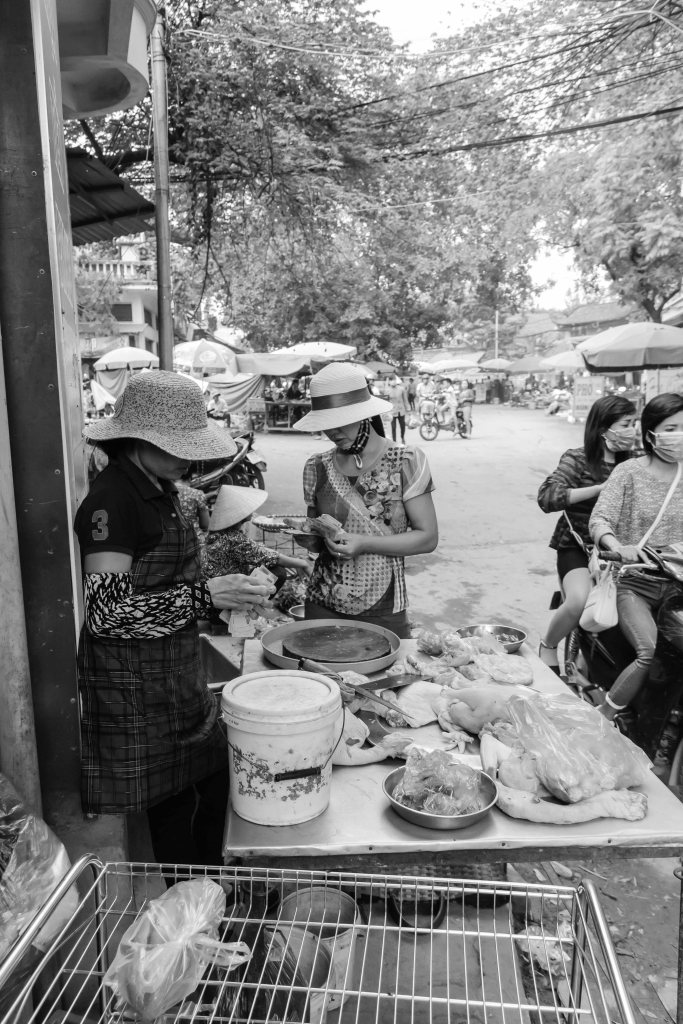 Chic market shopper