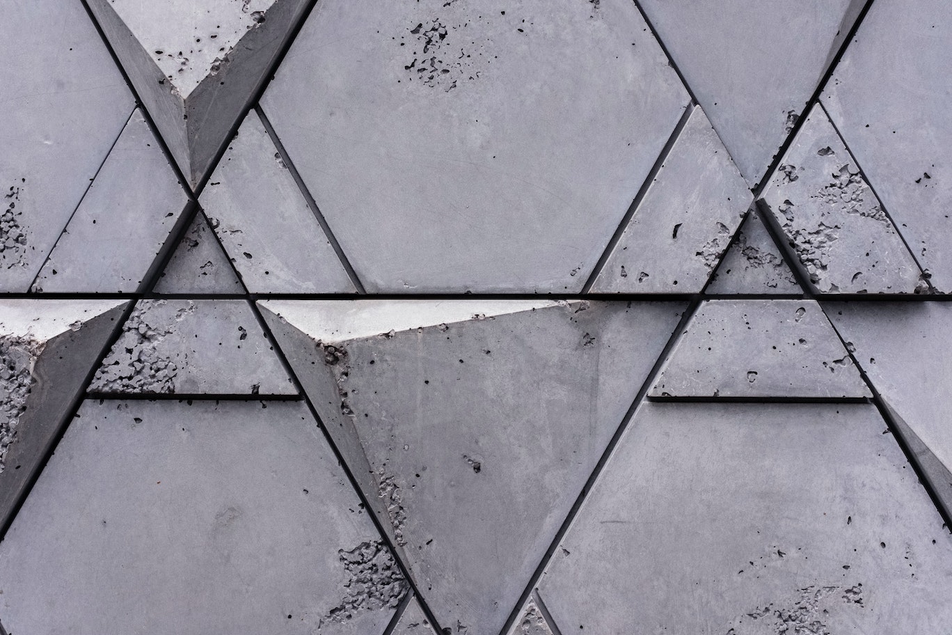 Concrete wall with triangular shapes